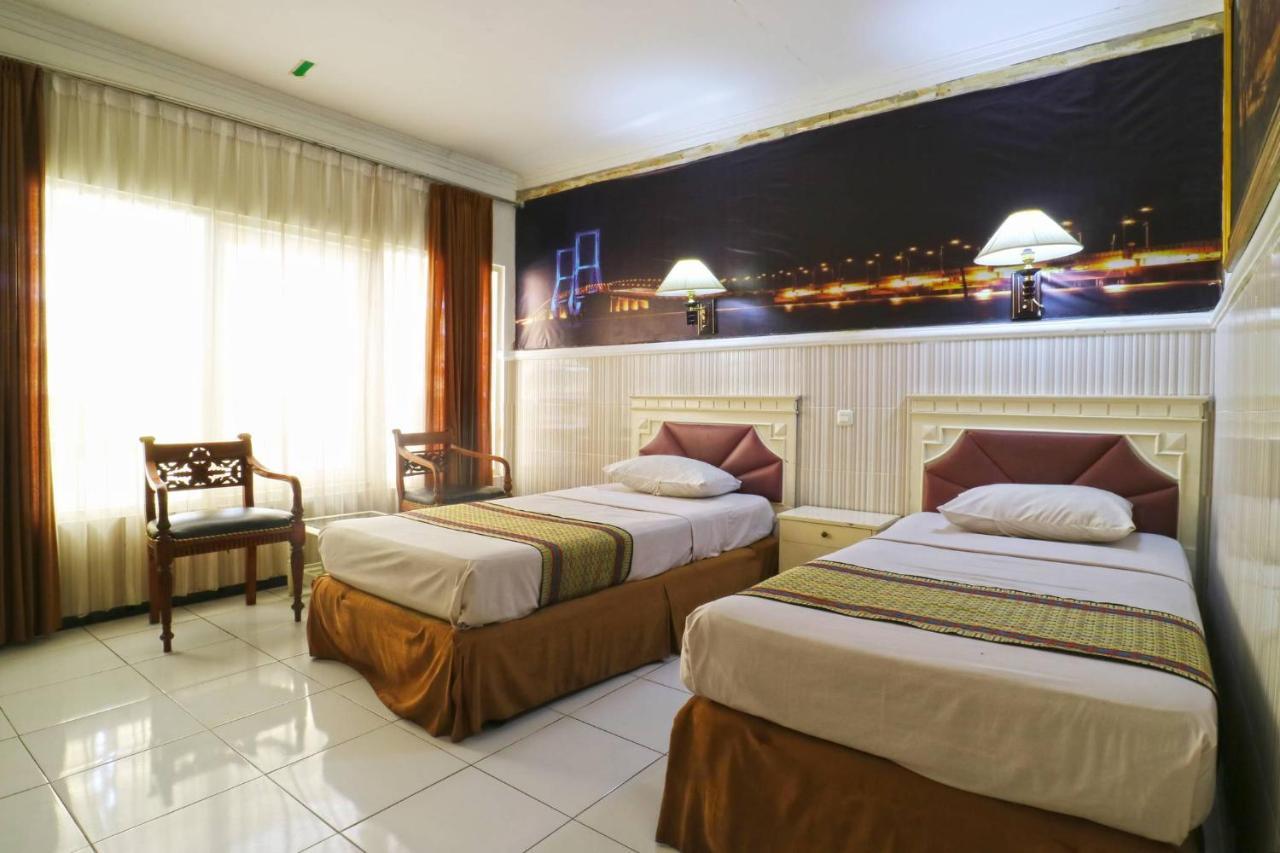 Hotel Tanjung Сурабая Экстерьер фото