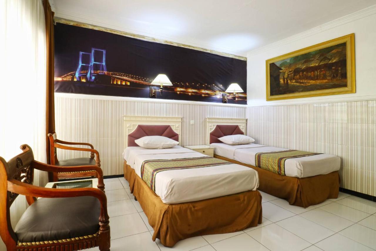 Hotel Tanjung Сурабая Экстерьер фото