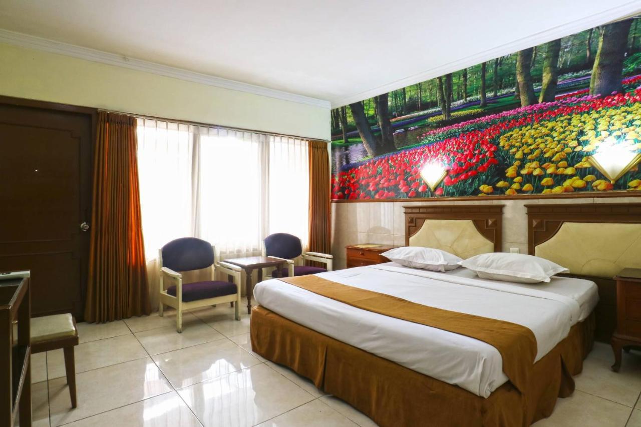 Hotel Tanjung Сурабая Экстерьер фото